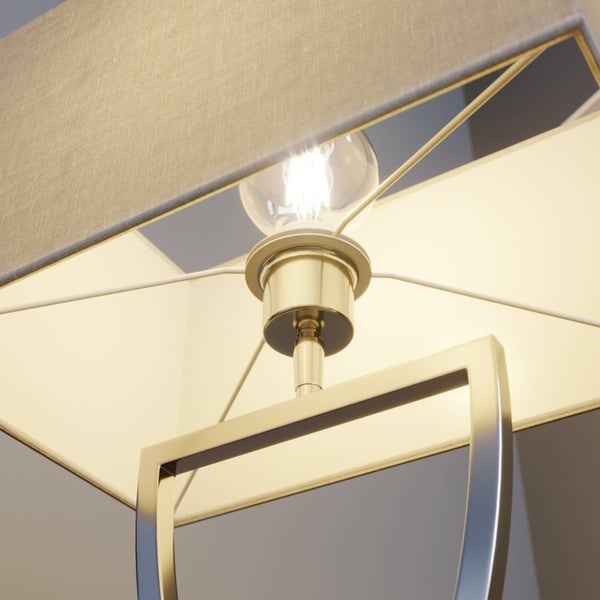 Detailansicht einer Lampe mit Lampenschirm und Leuchtmittel