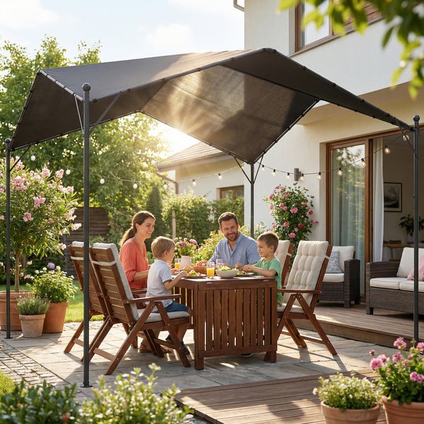 Moderner Gartenpavillon mit dunklem Textildach über einer Sitzgruppe aus Holz auf einer Terrasse mit Blumen und Pflanzen im Garten.