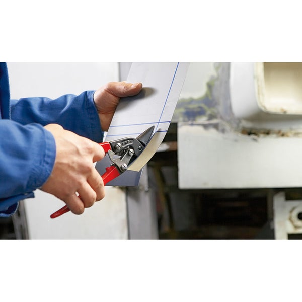 Anwendung einer Blechschere zum Schneiden von Metallblech entlang einer markierten Linie.