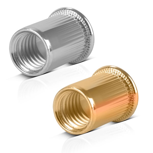 Modernes Gartenhaus aus Holz mit integrierter Terrasse unter einem Walmdach, eingerichtet mit Sofa und Essgruppe im Innenraum.