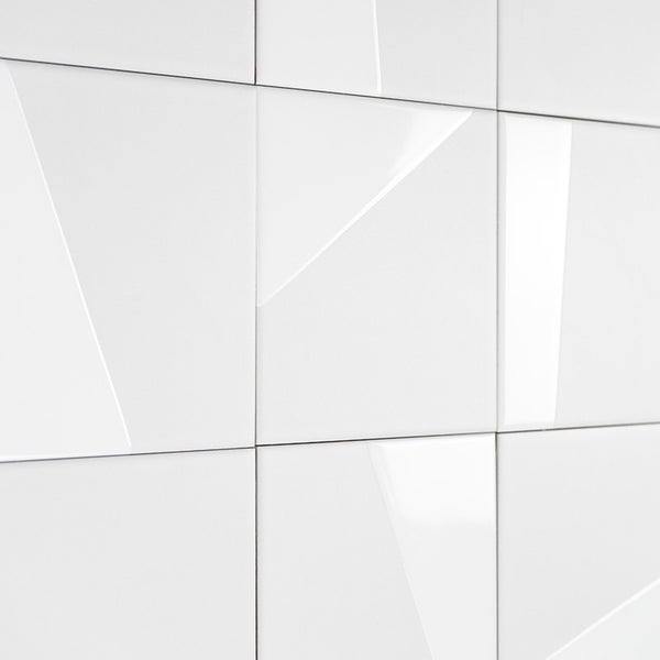Quadratische Wandfliesen mit dreidimensionalem geometrischem Relief und glänzender Oberfläche als Fliesenbelag