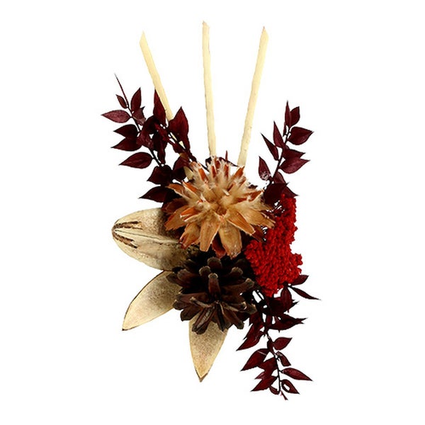Dekoratives Gesteck mit Trockenblumen, Blättern und Zapfen.