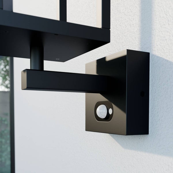 Schwarze Außenwandleuchte mit Bewegungsmelder, Detailansicht der Halterung.
