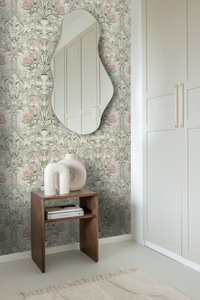 Dekoratives Zimmer mit Blumenvliestapete, Spiegel, Ablagetisch, Dekorationen und Teppich
