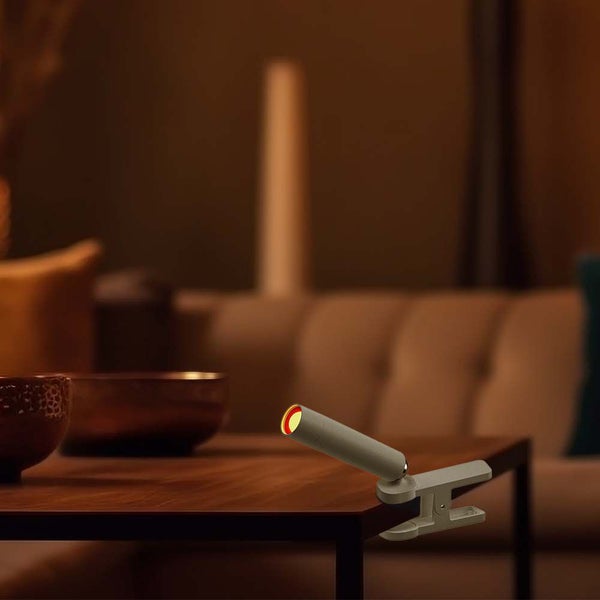 Klemmlampe auf einem Tisch