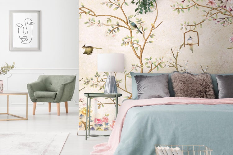 Schlafzimmer mit floraler Tapete, Bett und Sessel