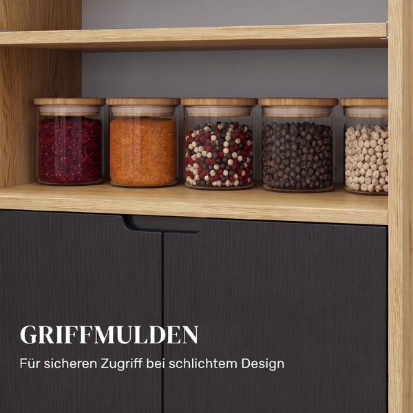 Küchenschrank mit Holzregal und Vorratsgläsern mit Griffmulden in der Schranktür für ein schlichtes Design.