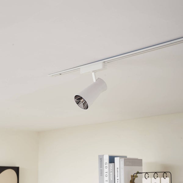 Weißer verstellbarer Strahler für ein Schienensystem im modernen Design, montiert an der Zimmerdecke.