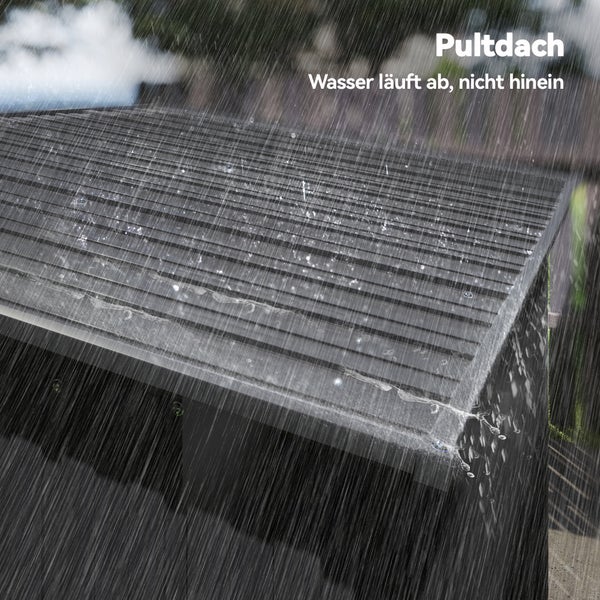 Metalldach eines Gartenhauses bei Regen, Wasser läuft kontrolliert vom Pultdach ab.