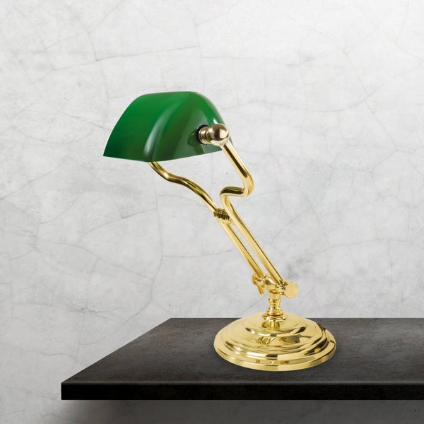 Bankierslampe mit grünem Schirm und goldfarbenem Gestell auf einem Tisch