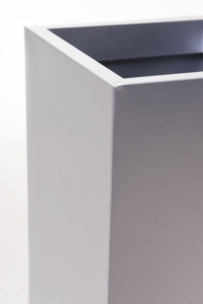 Detailansicht einer Ecke eines quadratischen Pflanzkübels aus Metall.