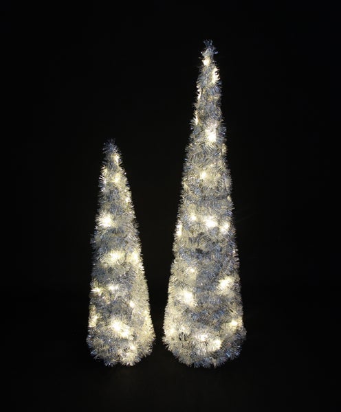 Zwei silberfarbene, leuchtende Zierbäume als Weihnachtsdekoration