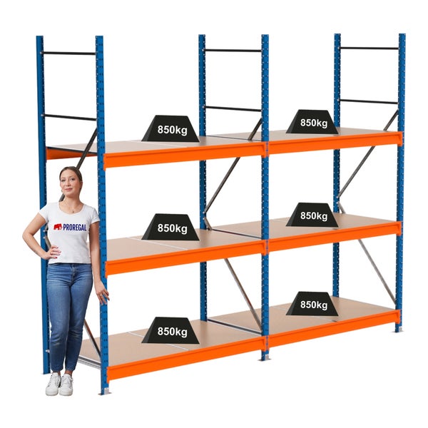 Blau-orange Schwerlastregal mit sechs Regalböden und einer maximalen Traglast von 850 kg pro Regalboden.