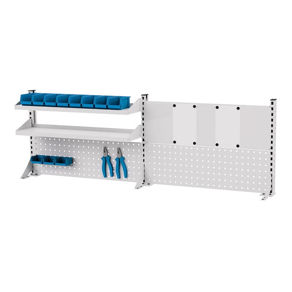 Modulare Werkstattwand aus weißem Metall mit Lochwänden, Regalböden, blauen Sichtlagerkästen und Werkzeughaltern.