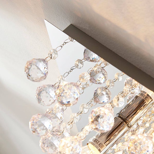 Detailaufnahme einer Deckenleuchte mit Kristallanhängern