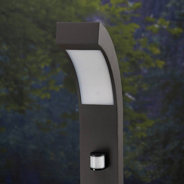 Moderne anthrazitfarbene Außenwegeleuchte mit integriertem LED-Panel und Bewegungsmelder.