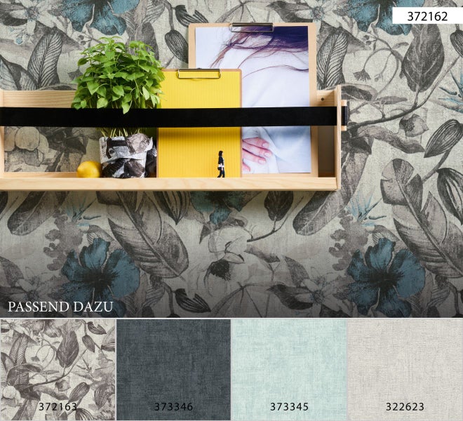 Blumentapete mit botanischem Muster und Regal mit Dekoration