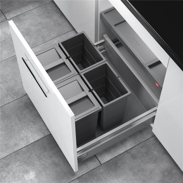 Einbau-Mülltrennsystem in einer weißen Küchenschublade mit vier grauen Kunststoffbehältern, teilweise mit Deckel, Hailo Logo.