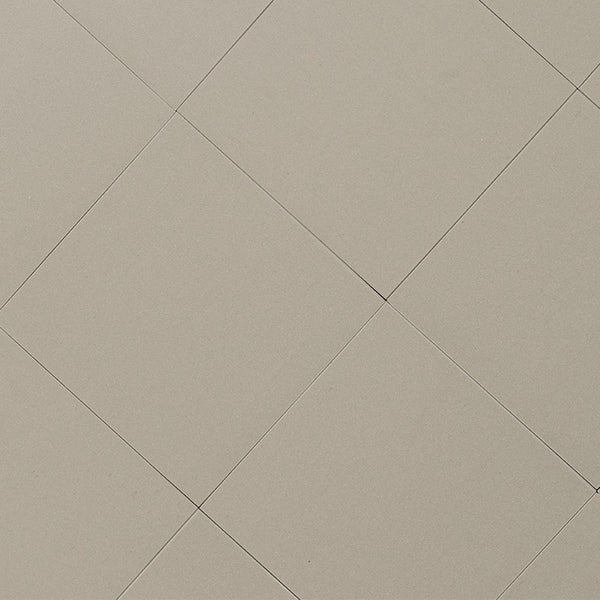 Quadratische Bodenfliesen aus Feinsteinzeug mit glatter Oberfläche in neutralem Design.