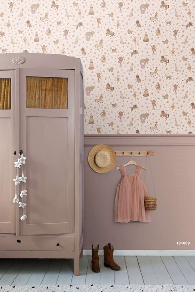 Kindertapete mit Zirkusmotiven in einem Kinderzimmer mit Holzschrank und Wandgarderobe.