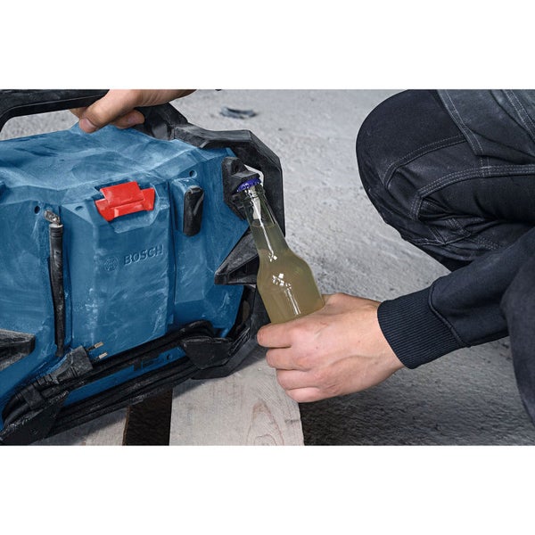 Bosch Logo. Person öffnet Getränkeflasche an einer Baustellenradio.