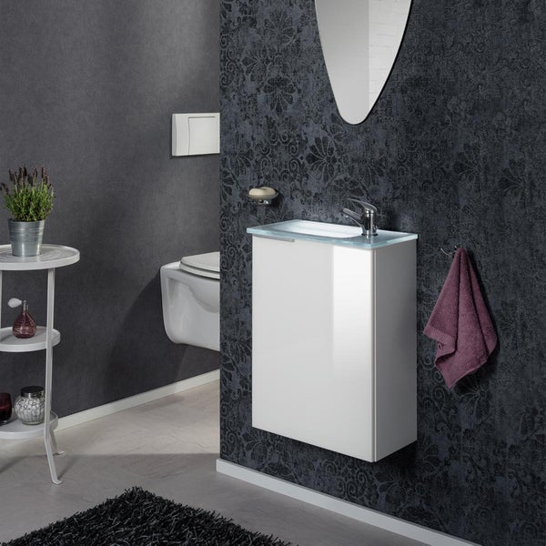 Badezimmer mit Waschbeckenunterschrank, Toilette und Dekorationen