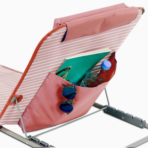 Rückenlehne einer Strandmatte mit Aufbewahrungstasche für Buch, Trinkflasche und Sonnenbrille.