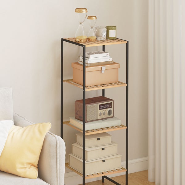 Vierstöckiges Aufbewahrungsregal mit schwarzem Metallrahmen und Holzböden, dekoriert mit Boxen, Büchern und einem Retroradio in einem hellen Raum.