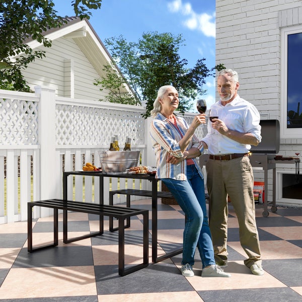 Ein Gartentisch ist mit Speisen und Getränken für eine Feier im Freien gedeckt.