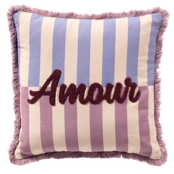 Dekokissen mit Streifenmuster und Fransen sowie dem Schriftzug Amour