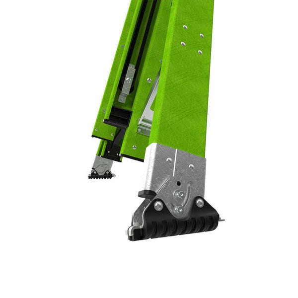 Detailansicht der Leiterfüße mit Metallbeschlägen und schwarzen rutschfesten Gummifüßen an grünen Holmen.