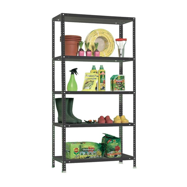 Stabiles Metallregal mit fünf Ablagen, befüllt mit Gartenzubehör wie Blumenerde, Gummistiefeln und einem Gartenschlauch.