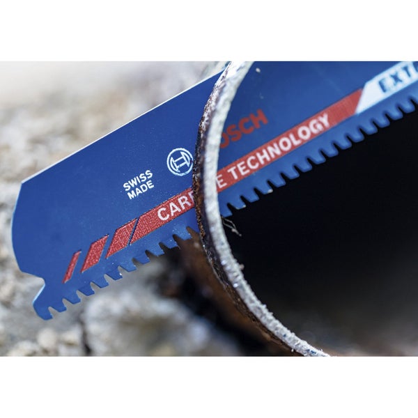 Bosch Säbelsägeblatt beim Schneiden eines Rohrs