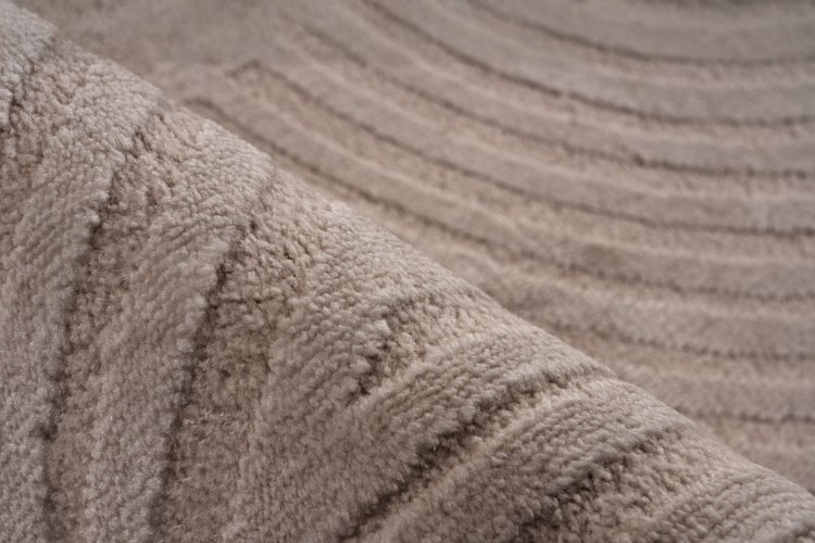 Strukturierter Teppich mit weicher Oberfläche und linearem Muster in Nahaufnahme