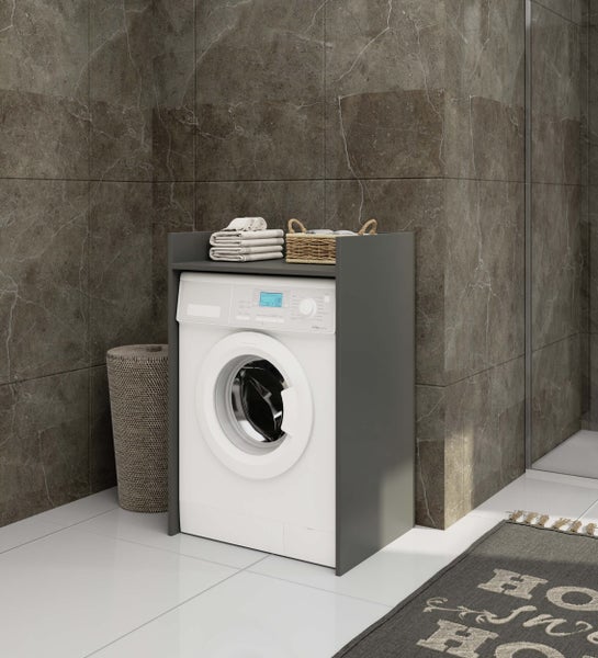 Badezimmer mit Waschmaschine, Ablage, Wäschekorb und Badteppich