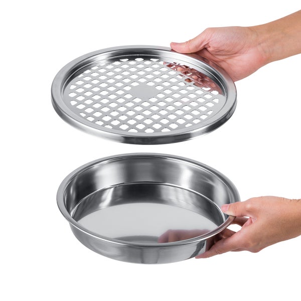 Runde, silberfarbene Bratform aus Metall mit herausnehmbarem Grilleinsatz