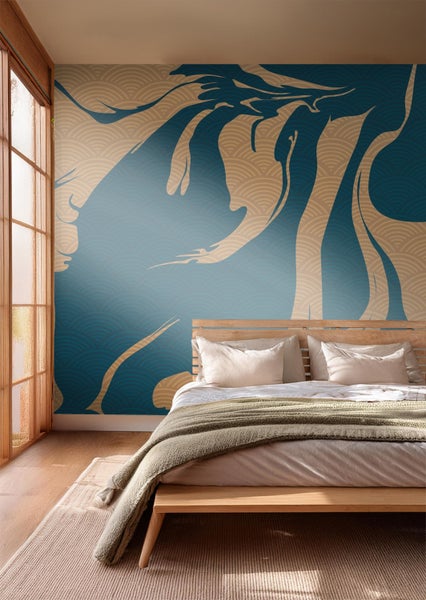 Schlafzimmer mit Bett und Wandbild im Wellendesign