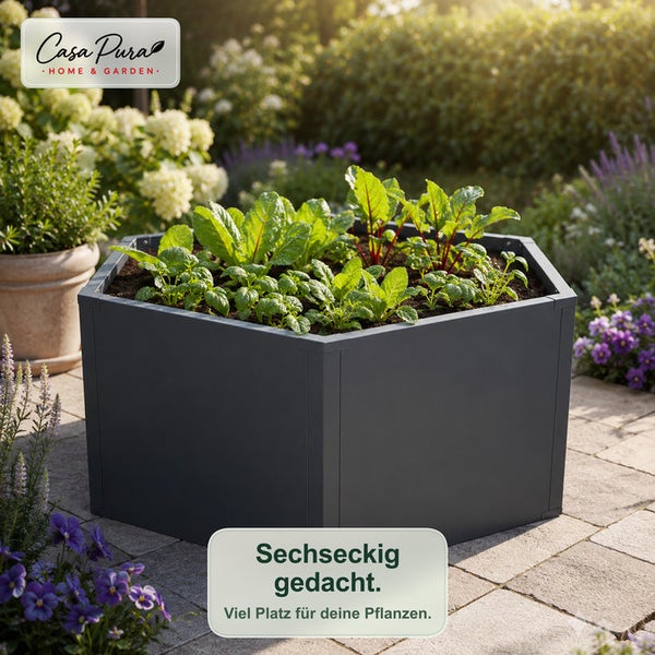 Sechseckiges Hochbeet aus Metall bepflanzt mit Salat im Garten, Casa Pura Logo