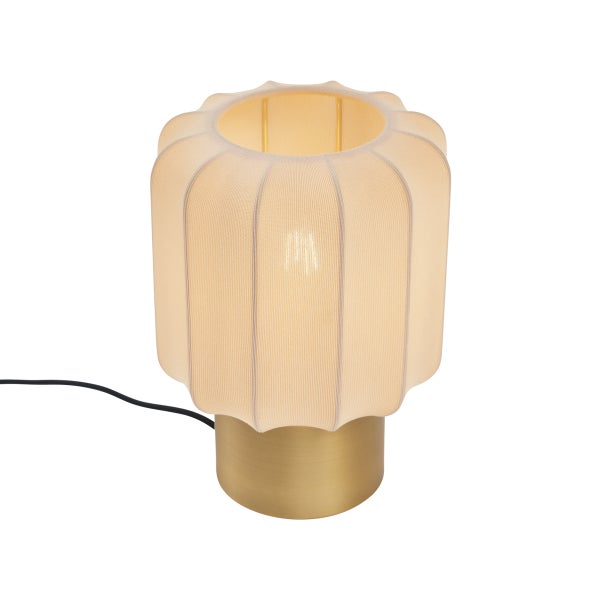 Moderne Tischleuchte mit beigefarbenem, geripptem Stoffschirm und zylindrischem Metallfuß in Messingoptik.