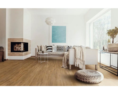 Heller Wohnraum mit Laminatboden, Kamin und Sofa