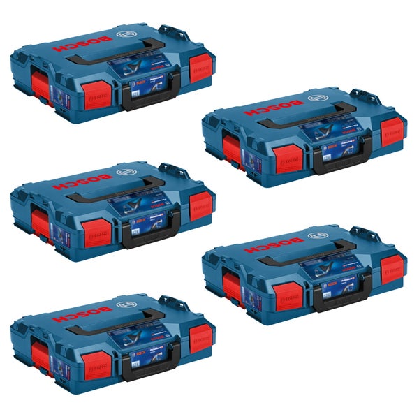 Regal mit Dekorationselementen wie Vasen und Körben