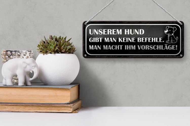 Blechschild Spruch 27x10cm unserem Hund gibt keine Befehle schwarzes Schild