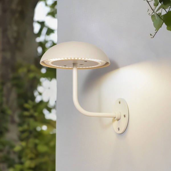 Moderne LED-Außenwandleuchte in Pilzform aus Metall, montiert an einer hellen Fassade.