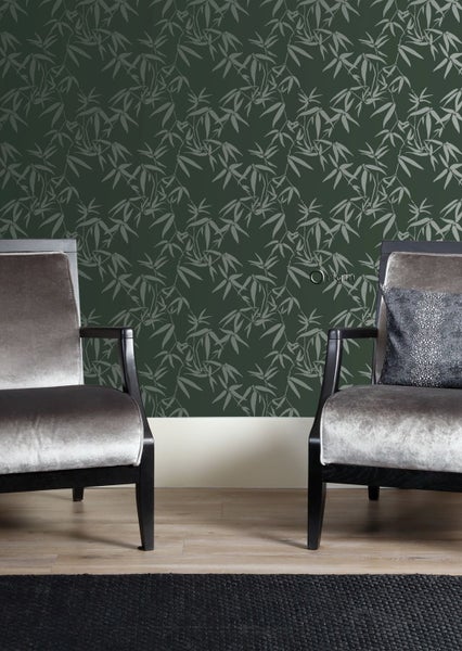 Wohnzimmer mit Bambusmuster-Tapete und zwei Sesseln