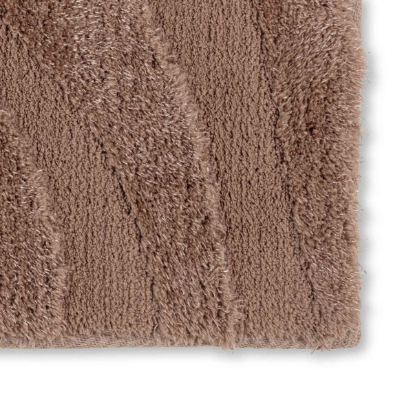 Detailansicht einer weichen, strukturierten Badematte mit Wellenmuster und Hochflor.