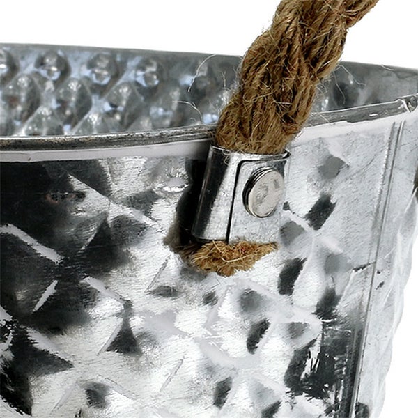 Detailaufnahme eines Eimers aus Metall mit einem Seilgriff