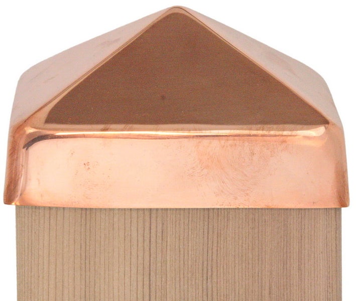 Pfostenkappe aus Kupfer auf einem Holzzaunpfosten