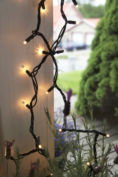 Dekorative Lichterkette mit warmweißen Lichtern im Außenbereich