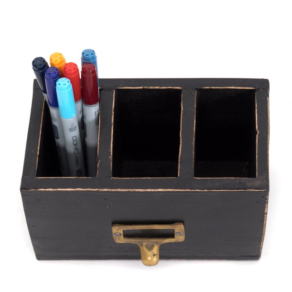 Schwarzer Stiftehalter aus Holz mit bunten Stiften