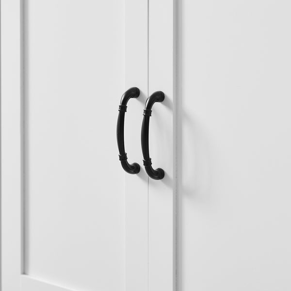 Schranktüren mit schwarzen Griffen